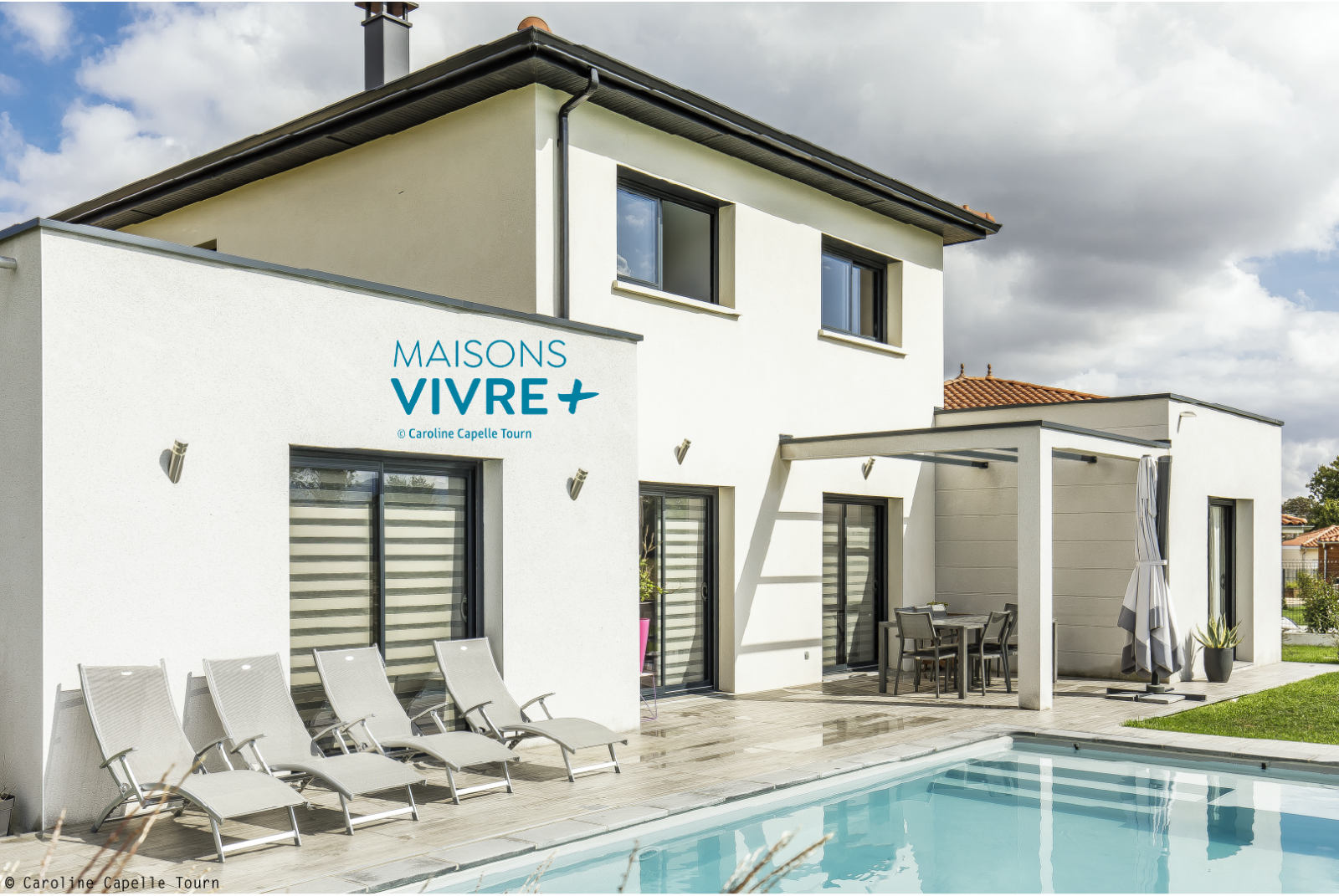Maison contemporaine en toiture mixte en région Lyonnaise