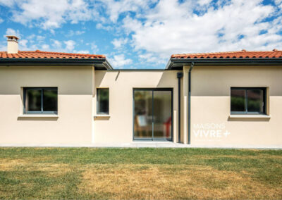 Maison moderne avec toiture traditionnelle à La Tour-de-Salvagny