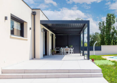 Pergola sur terrasse entre salon et piscine