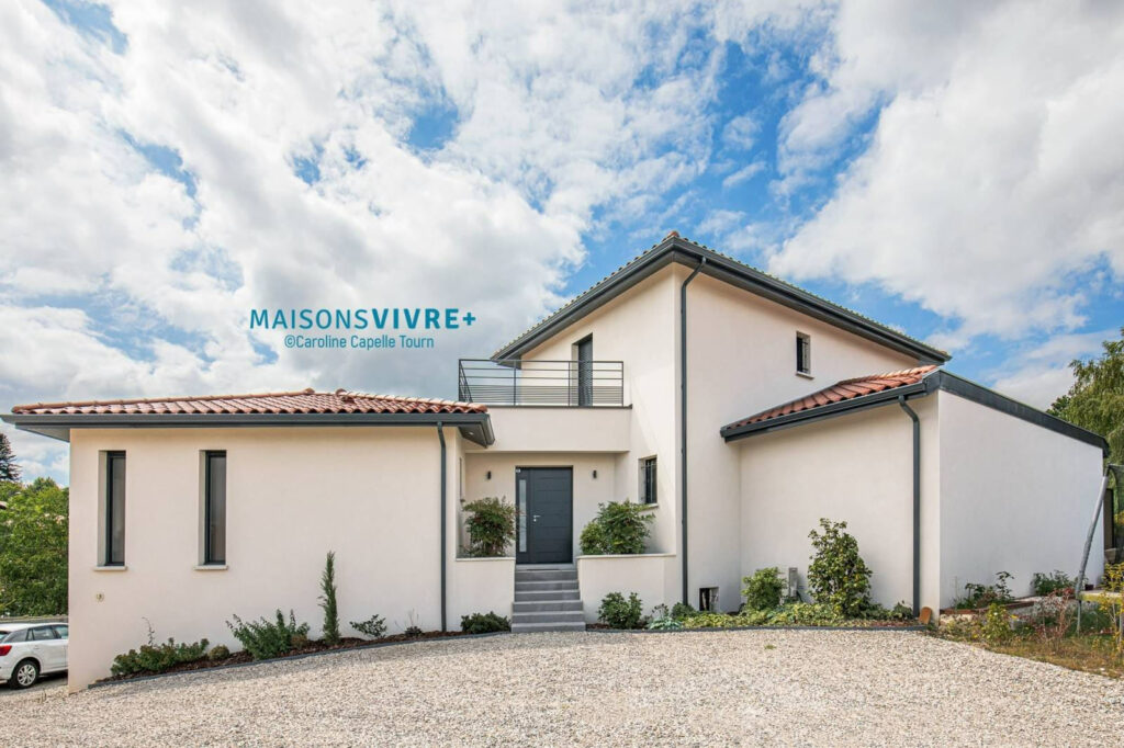 Maison contemporaine sur terrain en pente à proximité de Bourgoin Jallieu