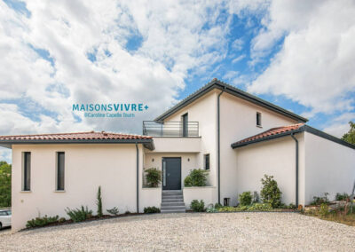 Maison contemporaine sur terrain en pente à proximité de Bourgoin Jallieu