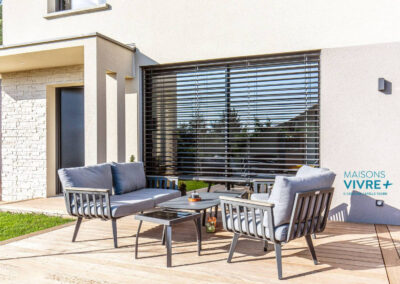 Extérieur de la maison : terrasse et porte d'entrée