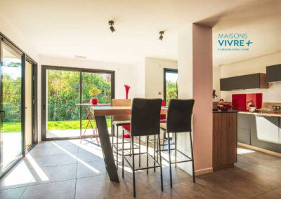 Maison contemporaine avec terrasse couverte dans l'Ain près de Miribel : lumière naturelle et design moderne