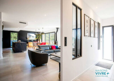 Maison contemporaine avec toiture terrasse et piscine : un projet lumineux près de Lyon