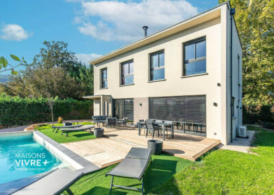 Maison contemporaine avec toiture terrasse et piscine : un projet lumineux près de Lyon