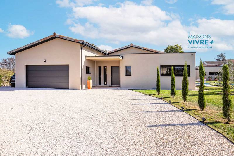 maison moderne terrasse couverte et jardin