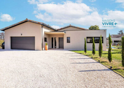 Maison moderne de plain-pied avec toiture mixte, jardin et piscine dans l'Ain : un projet lumineux et haut de gamme