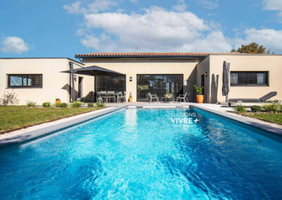Maison moderne de plain-pied avec toiture mixte, jardin et piscine dans l'Ain : un projet lumineux et haut de gamme