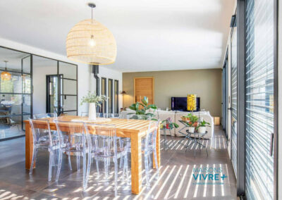 Maison moderne de plain-pied avec toiture mixte, jardin et piscine dans l'Ain : un projet lumineux et haut de gamme