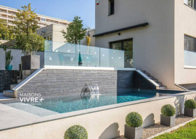 Maison contemporaine avec toit-terrasse, piscine et prestations haut de gamme dans le Rhône près de Lyon