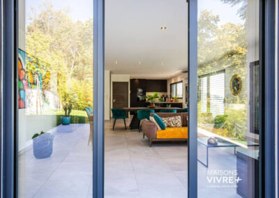 Espace salon à vivre avec ouvrants haut de gamme