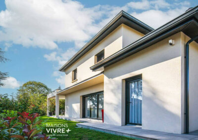 Maison contemporaine avec terrasse couverte dans l'Ain près de Miribel : lumière naturelle et design moderne