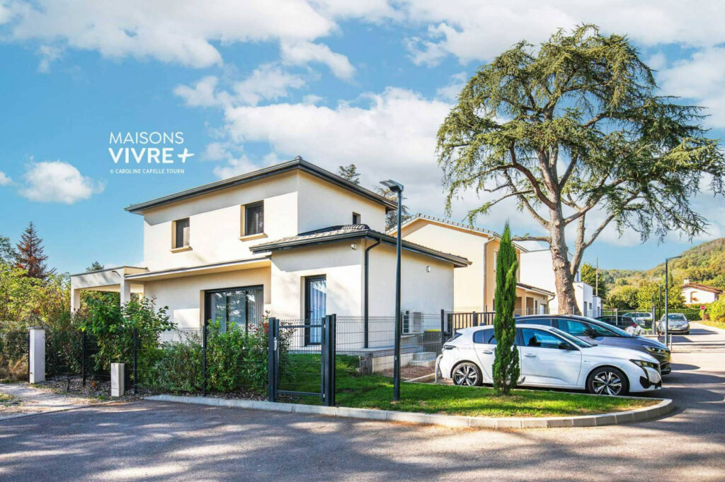 Maison contemporaine avec terrasse couverte dans l'Ain près de Miribel : lumière naturelle et design moderne