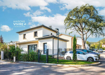 Maison contemporaine avec terrasse couverte dans l'Ain près de Miribel : lumière naturelle et design moderne