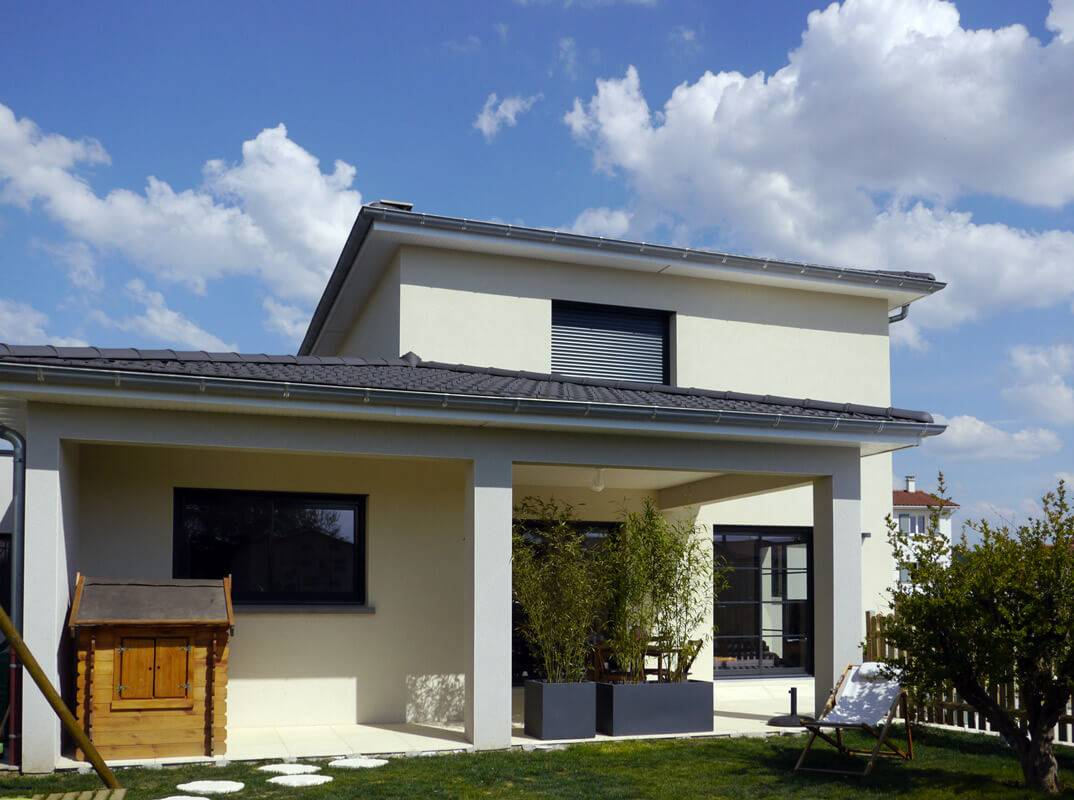 Maison traditionnelle toiture tuiles foncées proche de Villefranche sur Saône