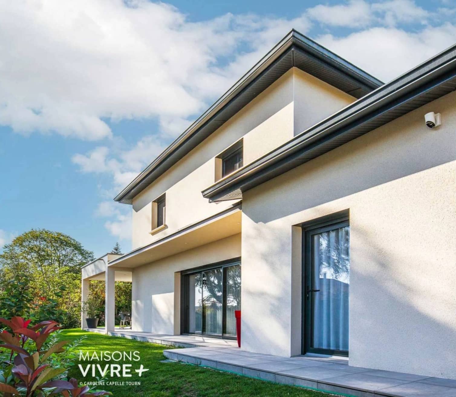maison moderne terrasse couverte et jardin